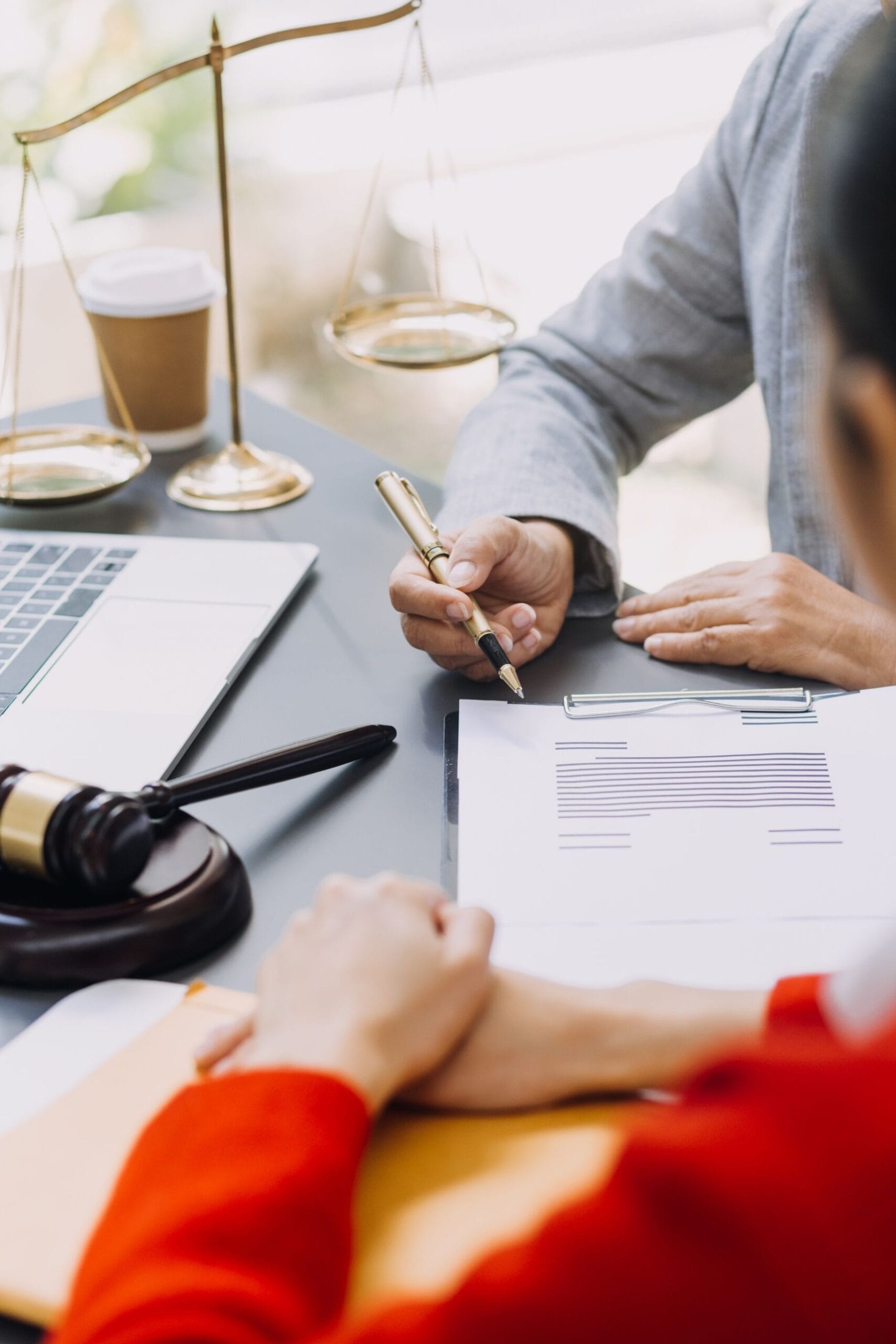 tasaciones judiciales en Perú - firma de documentos